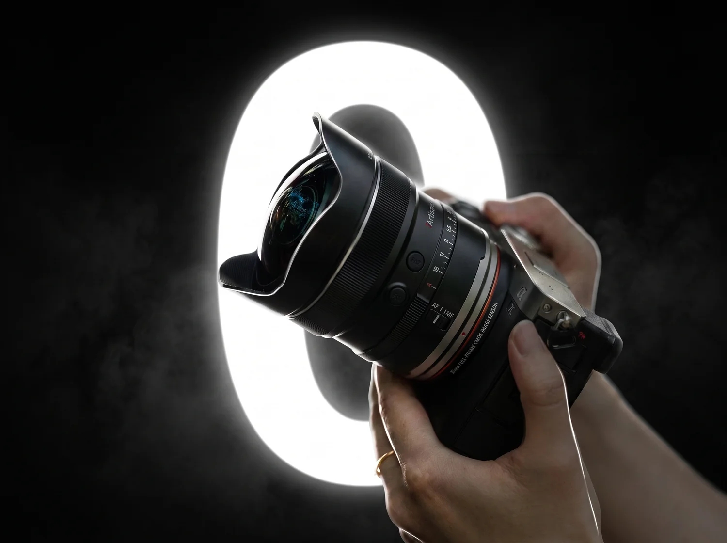 Lehký fisheye objektiv 7Artisans v ruce